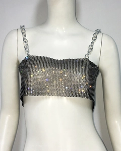 Detail von schwarzem Netz-Crop-Top mit bunten Strasssteinen und silbernen Ketten-Trägern