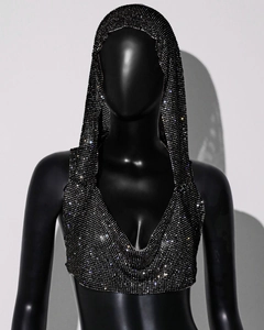 Détail d'un crop top noir à capuche avec strass, col en V profond et maille scintillante