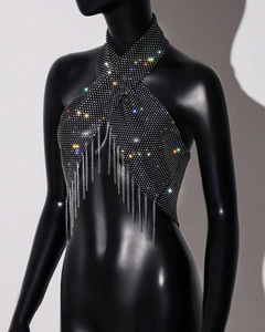 Détail de haut licou noir avec strass étincelants et franges de chaînes argentées élégantes