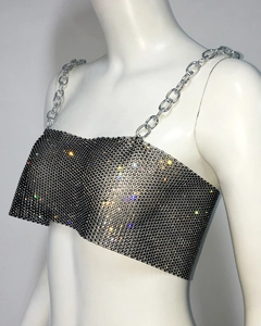 Detailansicht des Crop Tops mit silbernen Metallketten und bunten Strasssteinen auf Netz