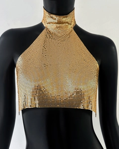 Détail du haut dos nu à paillettes dorées avec texture maille et finition scintillante