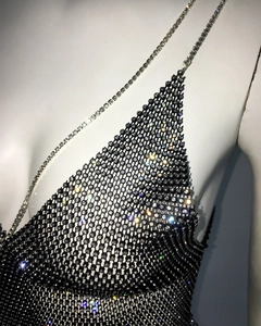 Dettaglio di un lussuoso top a rete con strass scintillanti argento su un manichino