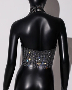 Détails de strass scintillants sur un haut dos nu sexy avec col licou élégant