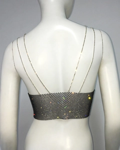 Dettaglio del top a rete con strass, doppie catene metalliche e cristalli scintillanti