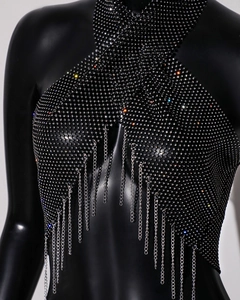 Détail de haut licou noir avec strass scintillants et ourlet à franges de chaîne argentée