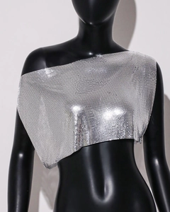 Makroaufnahme von silbernem Metallnetzgewebe mit glitzernden Pailletten und Textur