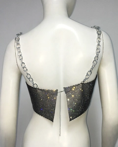Detail eines schwarzen Strass-Netzoberteils mit Silberketten und rückenfreiem Design