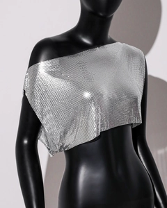 Detaillierte Nahaufnahme des silbernen Metallgewebes und der Pailletten am Crop Top