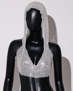Vue détaillée du tissu en maille strass argenté et du haut à capuche dos nu