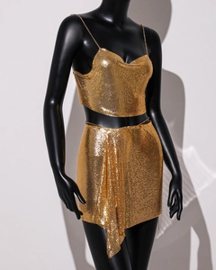 Détail de l'ensemble top court et mini-jupe en maille à paillettes dorées scintillantes