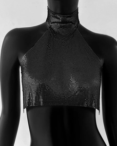 Détail du haut court à paillettes noires métallisées avec col montant et chaîne