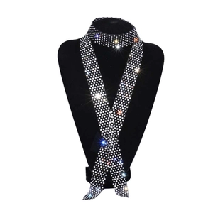 Eleganter schwarzer Choker-Schal mit funkelnden Strasssteinen für Musikfestivals und Partys