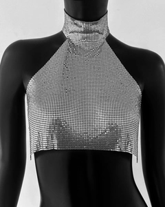 Détail d'un haut licou en maille métallique à paillettes argentées sur un mannequin chic