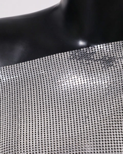 Nahaufnahme von silbernem Metall-Pailletten-Gewebe mit schimmernder Industriestruktur