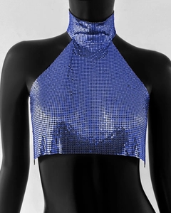 Détail du haut court dos nu en maille métallique bleue avec des paillettes brillantes