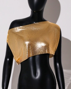 Detailansicht goldener Pailletten auf dem asymmetrischen schulterfreien Pailletten-Oberteil