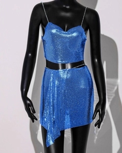 Détail de l'ensemble deux pièces à paillettes bleues avec chaînes et coupe asymétrique