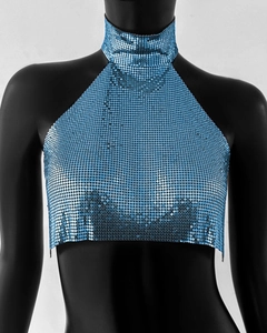 Gros plan sur le tissu en maille métallique bleu vif du haut à col licou montant