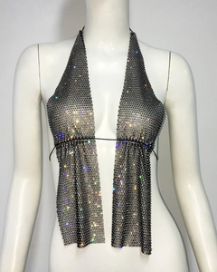 Détail du haut dos nu en maille de strass noirs avec décolleté en V profond et cristaux brillants