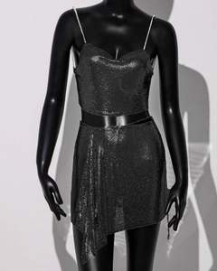 Détails des sequins en maille métallique noire et des bretelles chaîne d'un ensemble fête