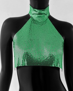Gros plan sur le tissu en maille pailletée vert vif d'un crop top dos nu chic