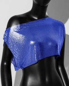 Detail des elektrogelben Metall-Pailletten-Crop-Tops mit asymmetrischem One-Shoulder-Schnitt