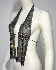 Détail du haut dos nu en maille strassée noire avec cristaux brillants et liens à nouer