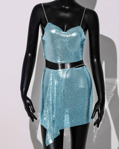 Gros plan sur la texture des paillettes en maille métallique bleu clair de l'ensemble de fête