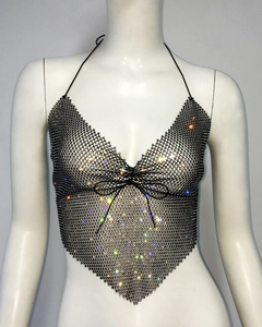 Dettaglio del top a rete nero con strass colorati e decorazione a fiocco sexy