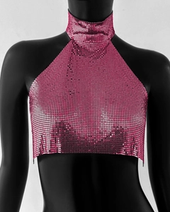 Vue détaillée du tissu à paillettes rose fuchsia sur un crop top avec maille métallique