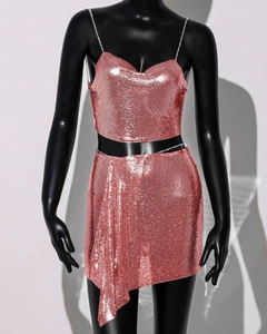Détail de l'ensemble deux pièces en maille métallique or rose avec bretelles chaîne