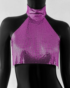 Détail d'un crop top en maille métallique à paillettes fuchsia avec col licou et reflets