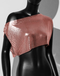 Detail eines roségoldenen Mesh-Crop-Tops mit Pailletten und asymmetrischem One-Shoulder-Design