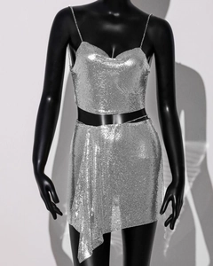 Détail de l'ensemble haut court à paillettes argentées et mini-jupe asymétrique de soirée
