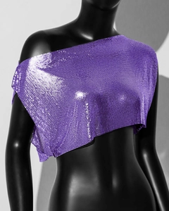 Detailansicht der lila Metall-Pailletten-Struktur eines asymmetrischen Crop-Tops