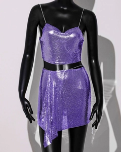 Détail du haut court et jupe en maille pailletée violette avec chaînes argentées