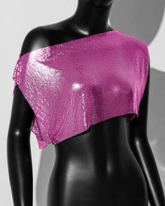 Detailansicht der rosapinkfarbenen Metall-Pailletten auf einem stilvollen Crop-Top