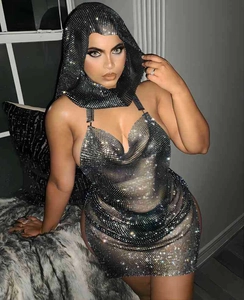 Dettaglio di un mini abito sexy con paillettes, cappuccio abbinato e rete di strass schiena scoperta