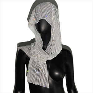 Dettaglio del cappuccio a rete con strass argento scintillante e cristalli luminosi