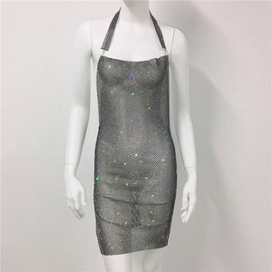 Dettaglio mini abito in rete argentata con strass con scollo all'americana e vestibilità
