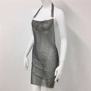Dettaglio dell'abito in rete d'argento con strass luccicanti e scollo all'americana