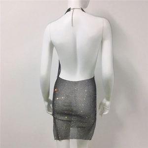 Dettaglio dell'abito in rete con strass argento con scollatura all'americana sul retro