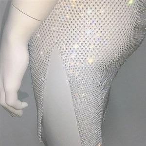 Dettaglio dei brillanti strass argentati e dello spacco laterale alto sul mini abito sexy