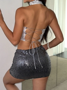 Ensemble chic haut dos nu à paillettes argentées et mini-jupe avec laçage au dos