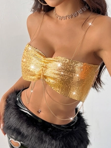 Haut court à paillettes dorées avec bretelles chaîne pour festivals et tenues de fête