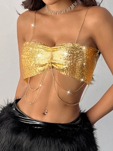 Haut court chic en maille métallique dorée pour femme avec triple chaîne et bretelles
