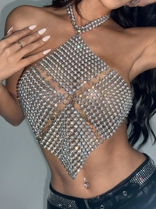Haut licou étincelant en strass argentés avec maille métallique en forme de losange