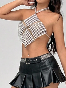 Haut licou chic en strass argentés avec mini-jupe plissée noire en similicuir