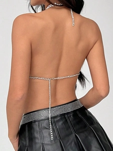 Haut licou en chaîne argentée avec strass et jupe plissée noire pour femmes