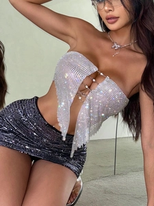 Haut tube à strass argentés avec chaînes métalliques et mini-jupe à paillettes pour femmes